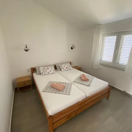 Mare I Ive Apartment *