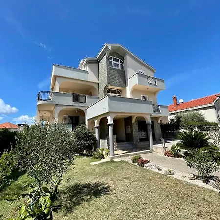 Apartament Mare I Ive